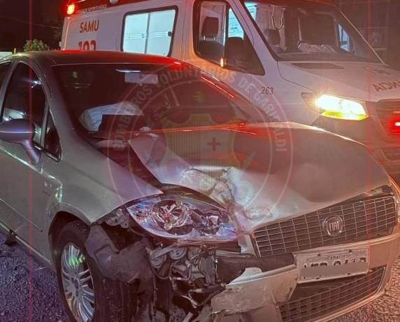 Acidente ocorreu na noite de sábado (11), no km 10,3 da rodovia; vítimas foram socorridas pelo Samu e encaminhadas ao hospital