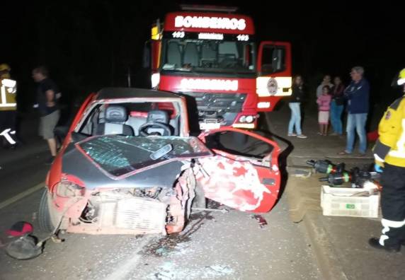 Acidente ocorreu na noite de sábado (12); vítima foi resgatada pelos bombeiros e encaminhada ao hospital