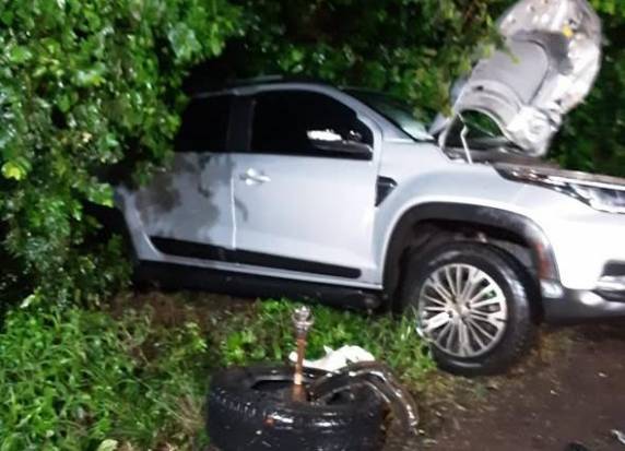 Motorista de Amarok foge do local após o acidente registrado na madrugada deste domingo