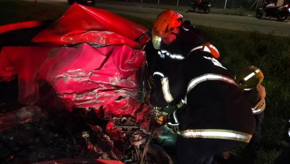 Acidente ocorreu durante madrugada deste sábado (11) em Palhoça e deixou a vítima fatal presa às ferragens