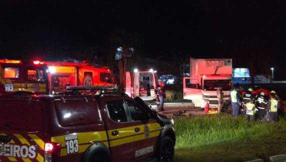 Acidente ocorreu durante madrugada deste sábado (11) em Palhoça e deixou a vítima fatal presa às ferragens