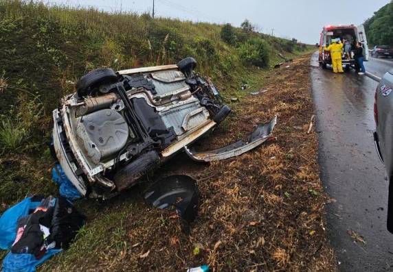 Acidente ocorreu na tarde deste domingo (12); vítimas foram encaminhadas para hospitais da região