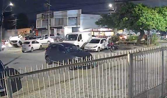 Colisão envolveu três veículos no bairro Itacorubi; duas pessoas ficaram feridas e houve tentativa de ocultar provas