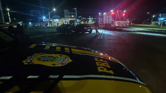 O acidente envolveu dois veículos na madrugada deste domingo (12)