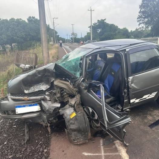 Acidente envolveu dois veículos no interior do município; uma vítima ficou presa às ferragens