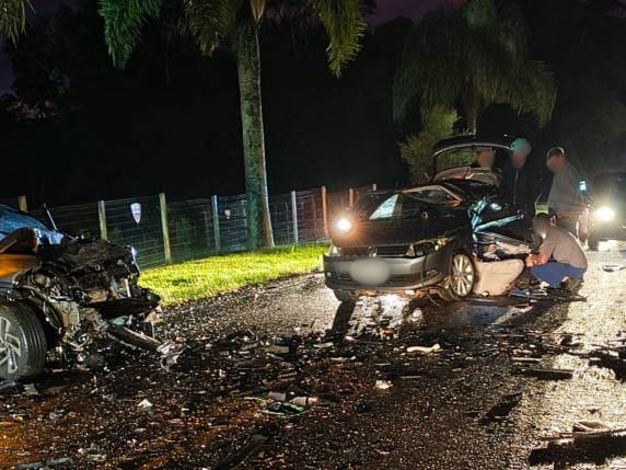 Colisão entre três veículos deixou vítimas fatais no local; jovem que teria fugido foi capturado e apreendido