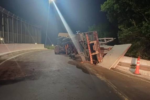 Placas de concreto caíram sobre a via férrea e alteram o funcionamento dos trens nesta segunda-feira (13)