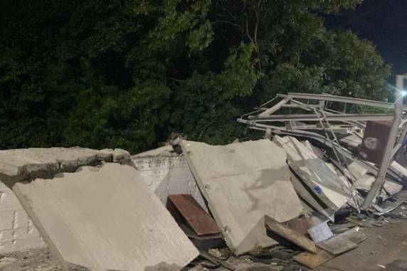 Placas de concreto caíram sobre a via férrea e alteram o funcionamento dos trens nesta segunda-feira (13)