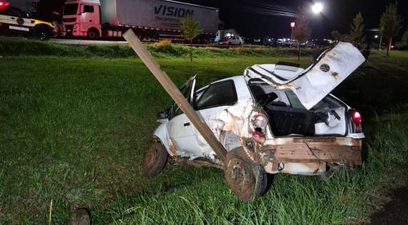 Acidente ocorreu na noite de domingo (12); vítima foi encontrada a cerca de 20 metros do veículo e encaminhada ao hospital