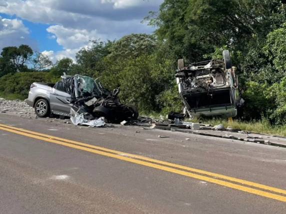 Acidente envolveu caminhão, caminhonete e carro; rodovia ficou bloqueada e trânsito opera em pare e siga