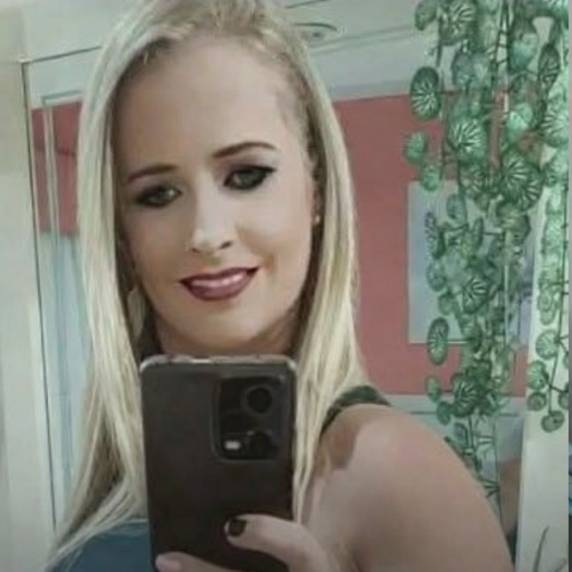 Colisão entre carro e carreta bloqueou a rodovia por horas; vítima foi identificada como Daiane Lazzaretti, de 38 anos