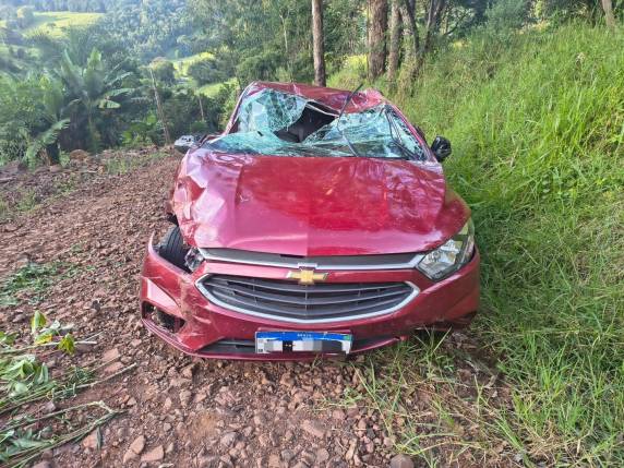 Acidente ocorreu em curva no km 94 e deixou dois idosos com ferimentos moderados