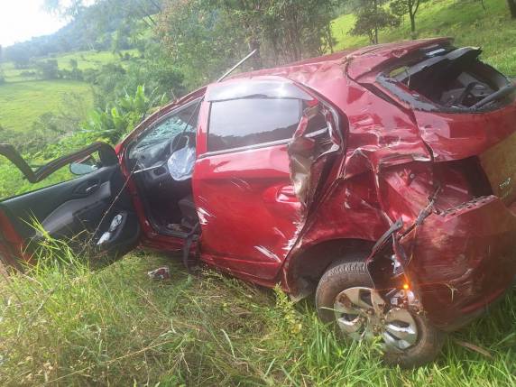 Acidente ocorreu em curva no km 94 e deixou dois idosos com ferimentos moderados