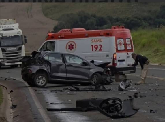 Colisão envolvendo quatro veículos na BR-470, em Lagoa Vermelha, deixa um homem de 71 anos morto; atendimento mobilizou Corpo de Bombeiros, SAMU e PRF, e trânsito ficou interrompido para perícia e remoção dos veículos.