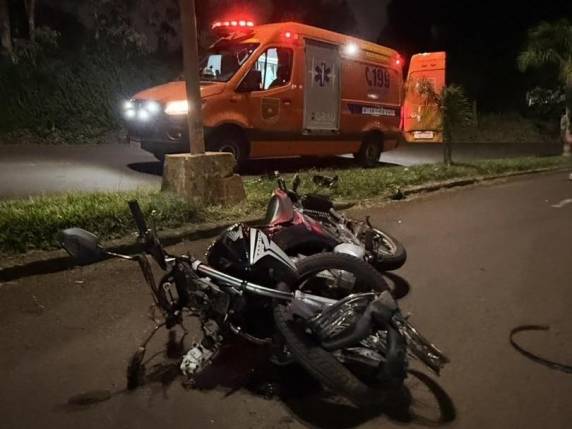 Motociclista colidiu contra um poste na Avenida Sete de Setembro e precisou ser encaminhado ao hospital após perder a consciência