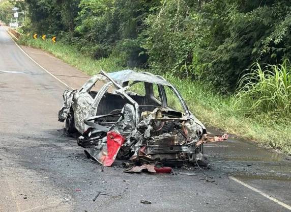 Acidente ocorreu na ponte sobre o Rio da Várzea, entre Barra Funda e Novo Barreiro; motorista da Fiat Strada foi socorrido com suspeita de fratura