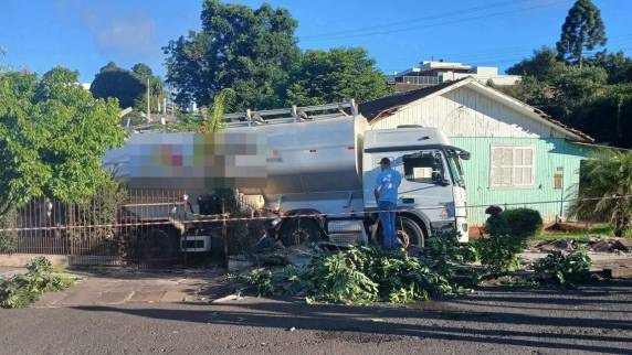 Acidente ocorreu por volta das 4h desta sexta-feira no bairro José Bonifácio. Não houve feridos