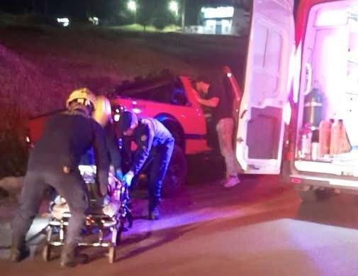 Acidente com caminhonete ocorreu na madrugada deste sábado (18), no trevo de acesso ao município