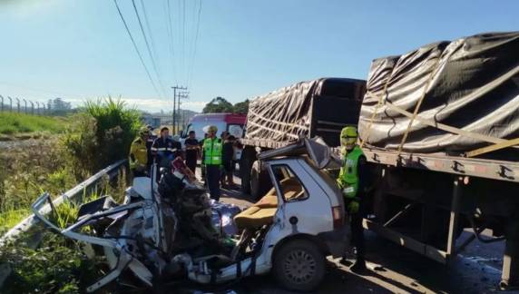 Colisão frontal deixou veículo destruído e mobilizou equipes por horas no Alto Vale do Itajaí