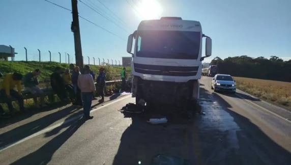 Colisão frontal deixou veículo destruído e mobilizou equipes por horas no Alto Vale do Itajaí