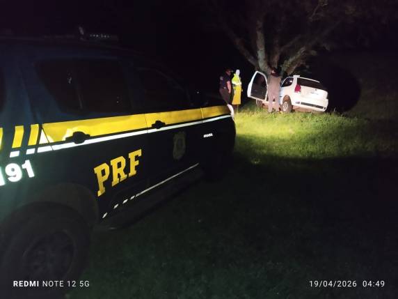 Acidente ocorreu na madrugada deste domingo (19); vítima conduzia um Fiat Palio e morreu no local