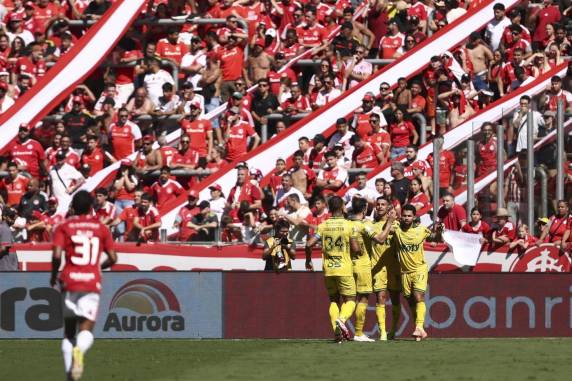 Gols foram marcados por Lucas Oliveira e André Luís, com Alan Patrick descontando nos acréscimos; Colorado tem apenas uma vitória em casa na competição