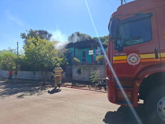 Fogo começou em um dos quartos; rápida ação dos bombeiros evitou que chamas se espalhassem pela casa