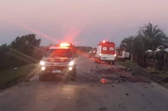 O automóvel invadiu a pista contrária, de acordo com a PRF