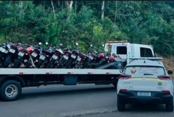 Operação da Brigada Militar recolhe 14 motocicletas e combate manobras perigosas no interior de Canela