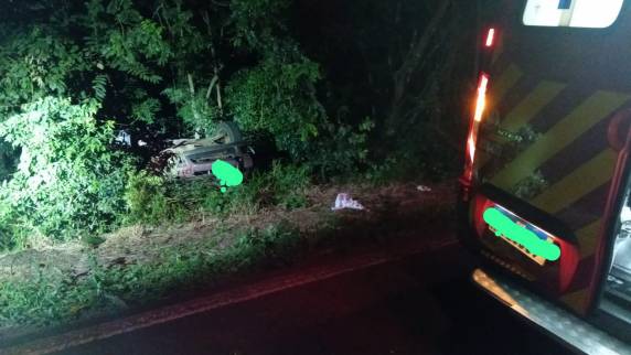 Acidente ocorreu na noite deste domingo (19); entre as vítimas estão três crianças, incluindo um bebê