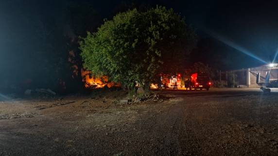 Corpo de Bombeiros atuou no combate às chamas em estrutura com equipamentos de oficina na noite desta segunda-feira (20)
