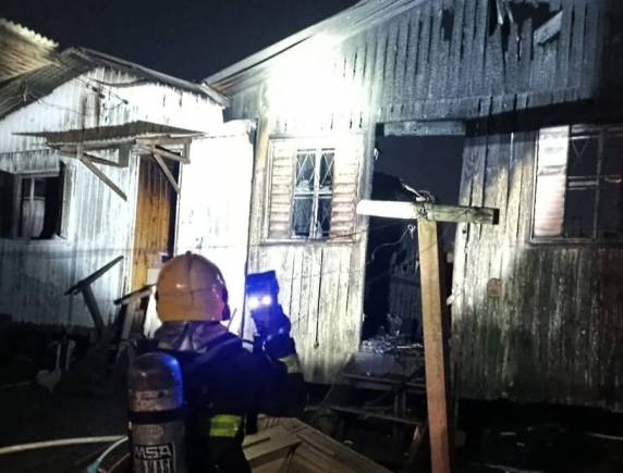 Família perde todos os pertences; imóvel vizinho foi parcialmente atingido pelas chamas