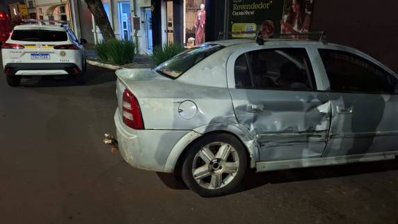 Colisão ocorreu no cruzamento das ruas 14 de Julho e Tiradentes na noite de terça-feira (21)