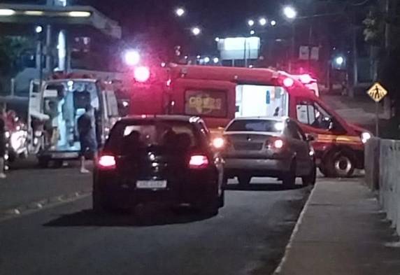 Acidente foi registrado na noite de terça-feira na Avenida Borges de Medeiros, com atendimento dos bombeiros e do Samu