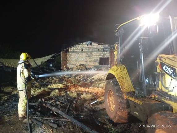 Fogo atingiu estrutura às margens da RS-536 e mobilizou bombeiros, vizinhos e equipes municipais