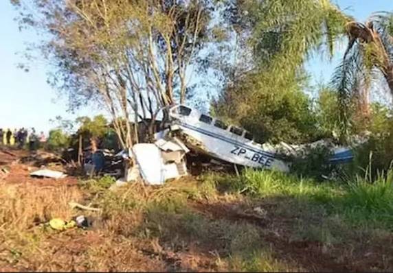 Aeronave caiu em área rural de Minga Guazú com cerca de R$ 15 milhões e US$ 5 milhões; piloto morreu, moradores recolheram parte das cédulas e autoridades apuram falha mecânica e ações criminosas na região de fronteira