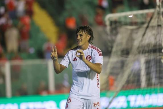 Gols colorados foram marcados por Bruno Henrique e Bernabei, enquanto Kauan Rodrigues abriu o placar para a equipe mineira; jogo da volta ocorrerá em 12/5