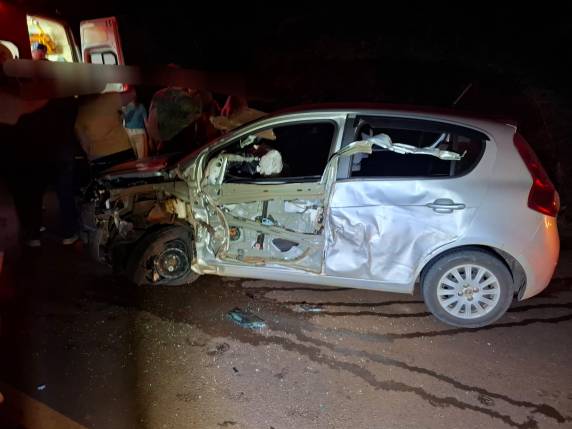 Colisão envolveu dois automóveis e uma carreta na noite desta quarta-feira (22), nas proximidades da localidade de Santana