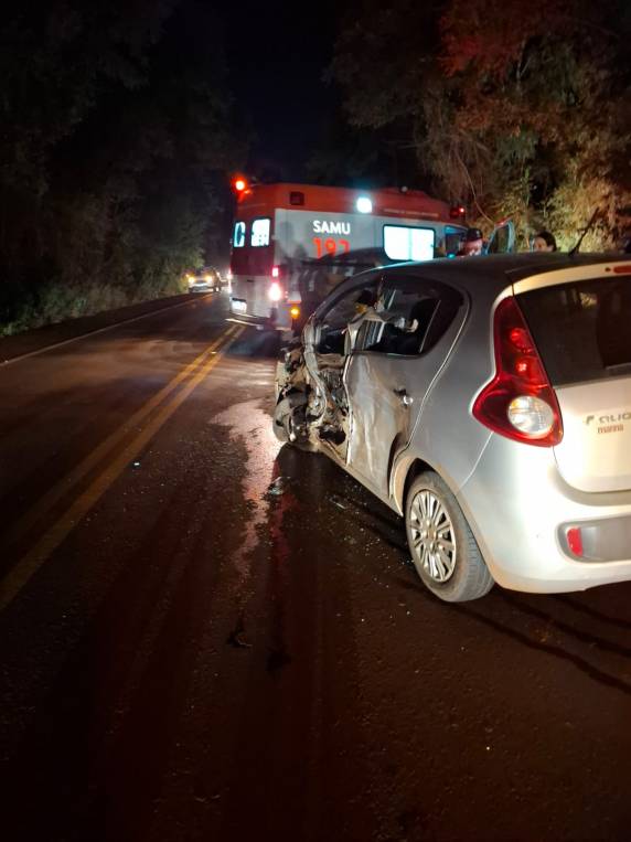 Colisão envolveu dois automóveis e uma carreta na noite desta quarta-feira (22), nas proximidades da localidade de Santana