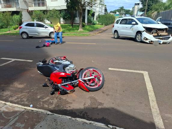 Motociclista foi socorrido pelo Corpo de Bombeiros e encaminhado ao hospital