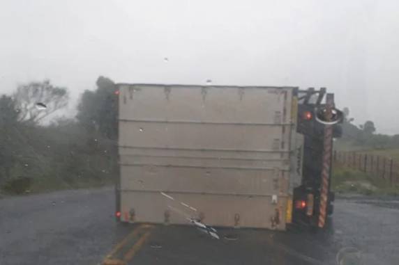 Pelo menos cinco municípios tiveram problemas causados pela chuva e vento forte. Ninguém ficou ferido