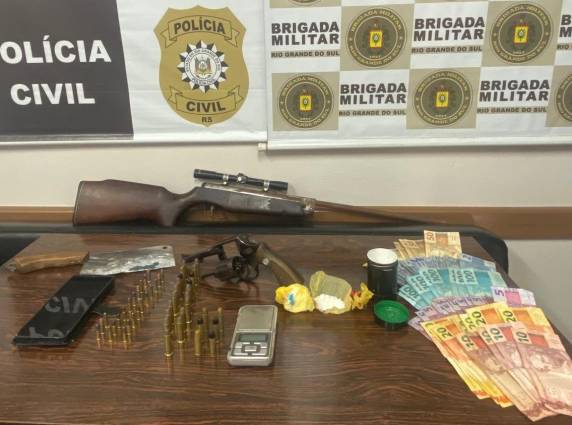 Mandado de prisão e de busca resultou na apreensão de drogas, arma de fogo, munições e outros materiais