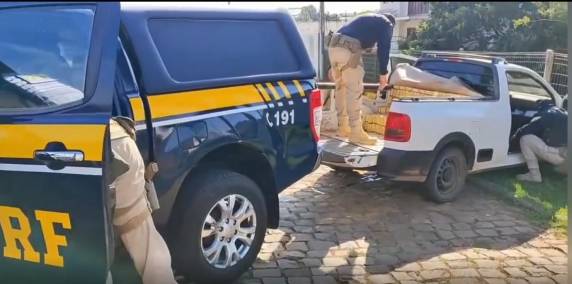 Motorista desobedeceu ordem de parada e tentou fugir pela BR-285, sendo interceptado após cruzar linha férrea