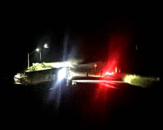 Acidente ocorreu durante manobra e deixou veículo parcialmente sobre a pista