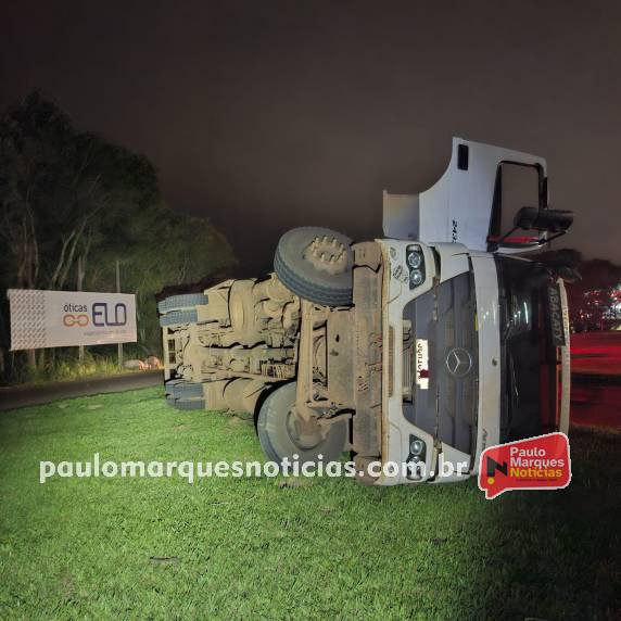 Acidente ocorreu na madrugada desta sexta-feira (24); motorista ficou ferido e animais se espalharam pela rodovia