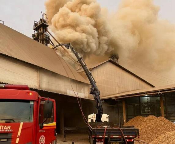 Bombeiros de várias cidades atuam no combate; fogo está confinado na estrutura