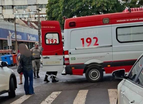 Colisão ocorreu no fim da manhã deste sábado (25) e vítima foi socorrida pelo Samu