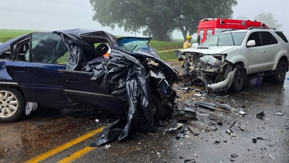 Colisão frontal envolveu dois veículos e deixou sete pessoas feridas na manhã deste domingo