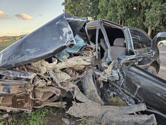Colisão entre carro e camioneta ocorreu no fim da tarde deste domingo (26), próximo ao Posto V8, em Vila Progresso
