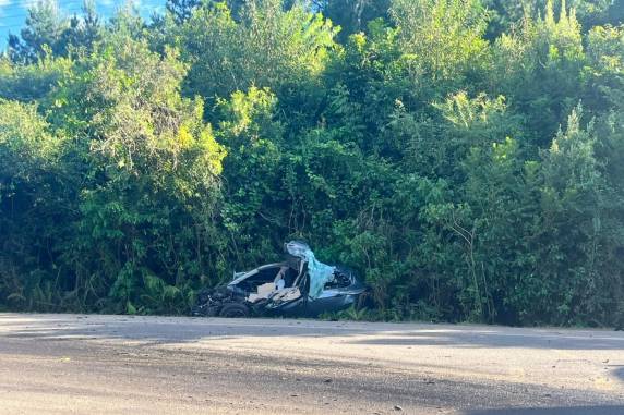 Vítima ficou presa às ferragens e não resistiu após colisão na altura da parada 89